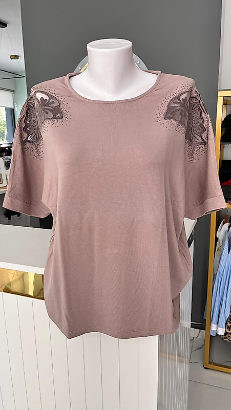 KUM KELEBEK PENCERELİ TİŞÖRT