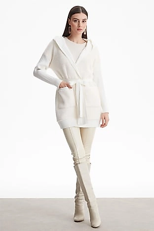 KOLLARI SAÇ ÖRGÜLÜ KÜRK GARNİLİ TRİKO HIRKA BEJ